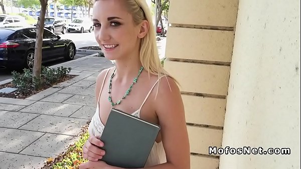 Студентка зарабатывает деньги сексом с мужиком на лице